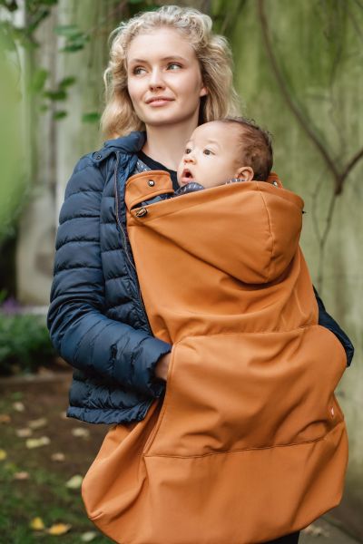 imagen de madre porteando con el cobertor de porteo impermeable de wombat london